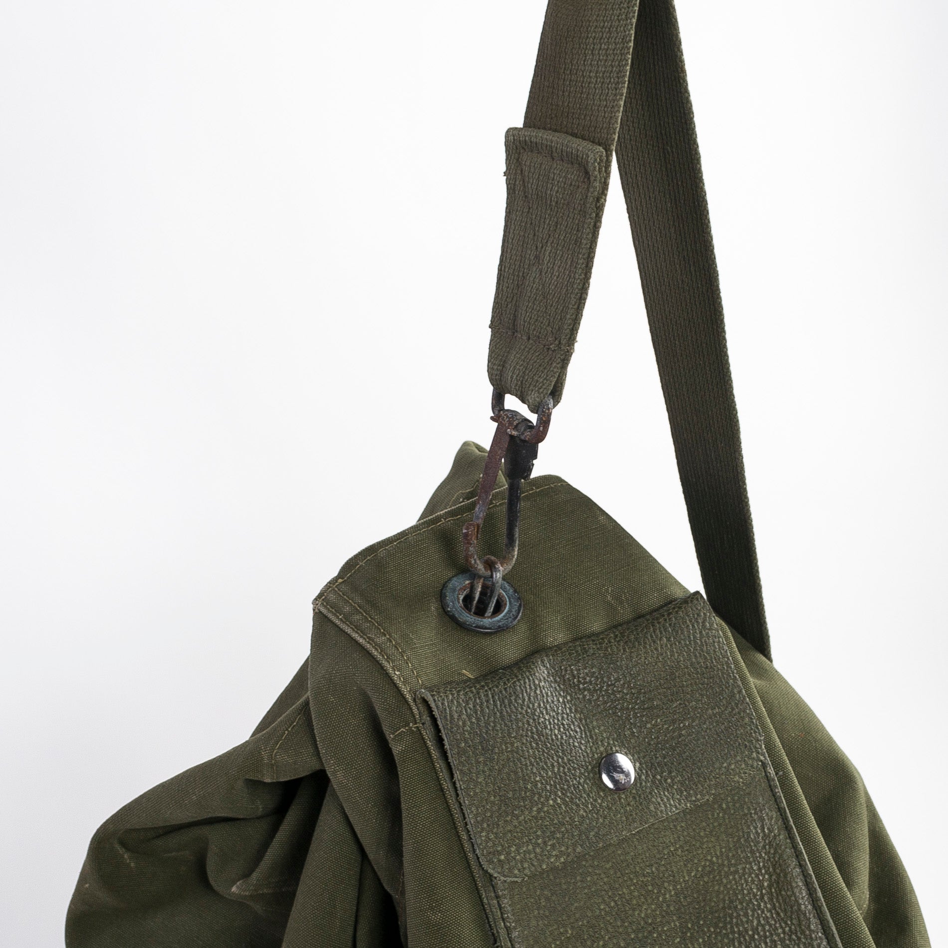 shoulder strap and metal clip closure on the vintage Army duffle - green canvas - leather - US 